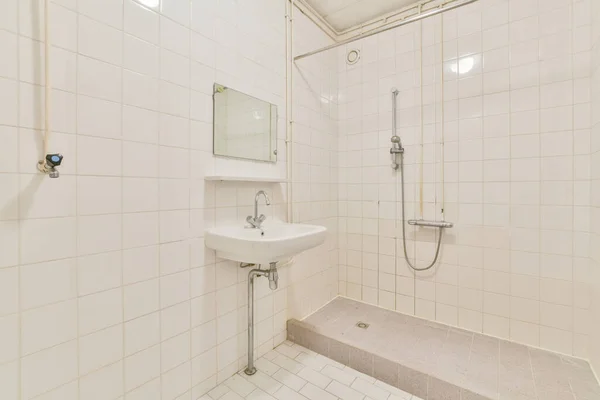 Miniaturowa łazienka z białymi płytkami — Zdjęcie stockowe