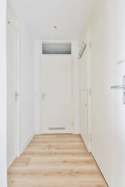 Koridor terang yang menarik dengan pintu dan gantungan besi — Stok Foto