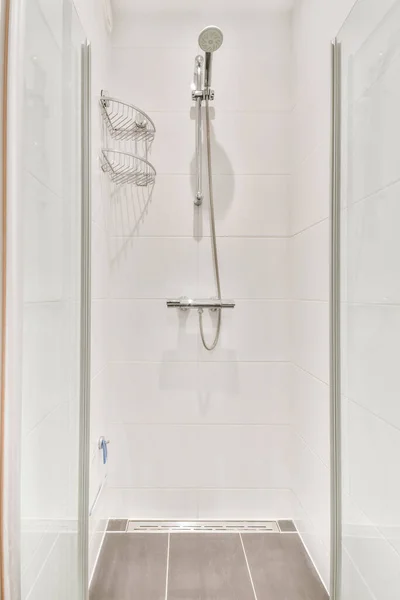 Ванная комната с душевой кабиной и коричневой плиткой — стоковое фото