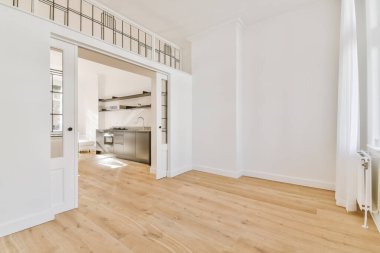 Cam desenli kapıları olan büyük bir oda.