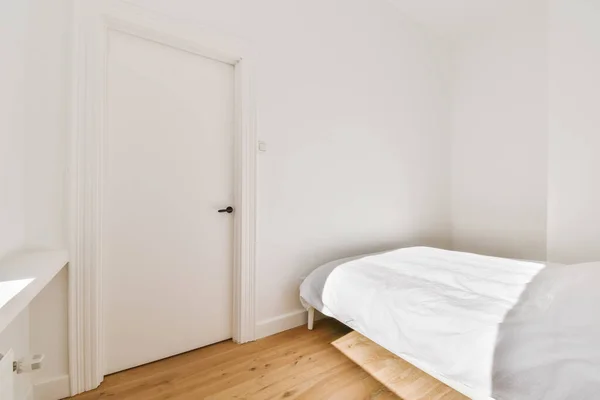 Дизайн небольшой спальни — стоковое фото