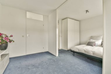 Pencerenin yanında renkli yastıklı yatak