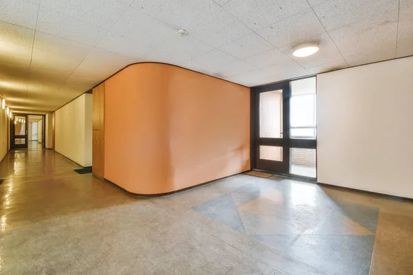 Большой вестибюль с персиковой стеной — стоковое фото