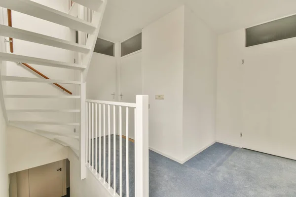 Escalera de caracol en casa moderna —  Fotos de Stock