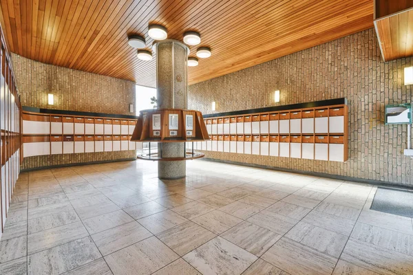 Salão enorme com um pilar e caixas de correio — Fotografia de Stock