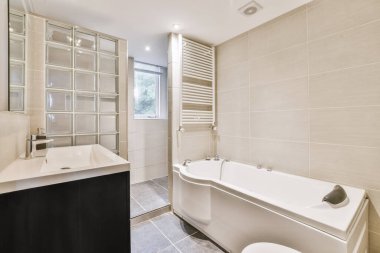Modern bir küveti olan akıl almaz bir banyo.