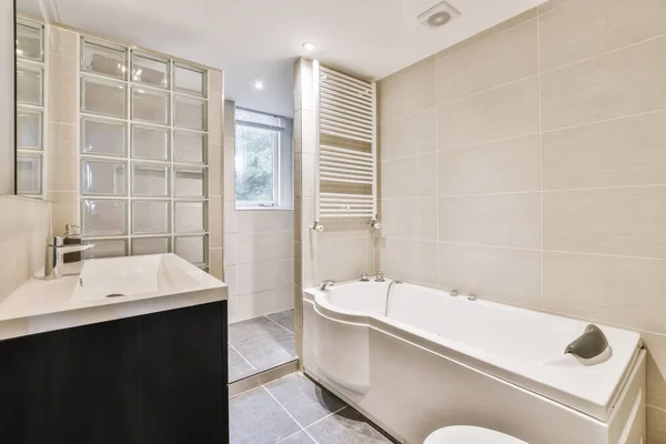 Ванна кімната з сучасною ванною — стокове фото