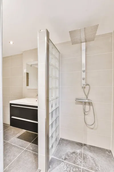 Baño alucinante con ducha moderna — Foto de Stock