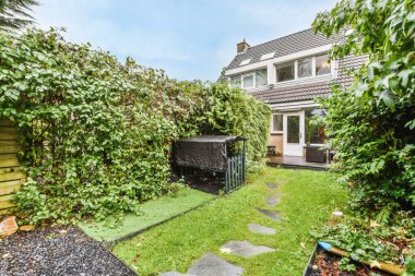 Taze çimenli akıl almaz bir avlu.