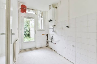 Kapısı olan beyaz oda.