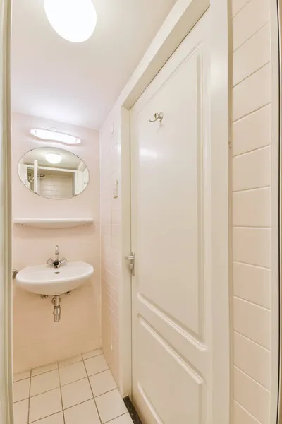 Νιπτήρας και καθρέφτης στο μοντέρνο μπάνιο — Φωτογραφία Αρχείου