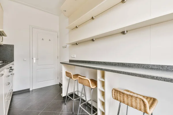 Cozinha e sala de jantar em apartamento moderno — Fotografia de Stock