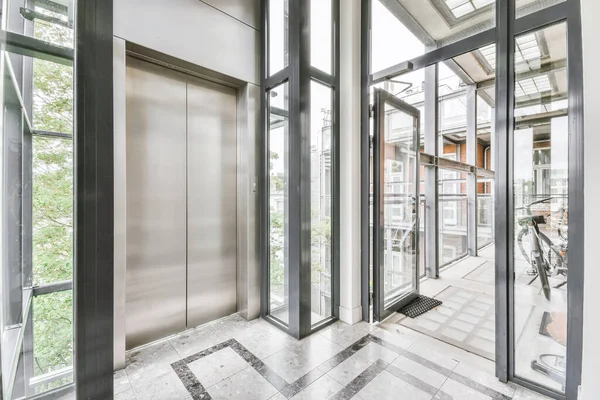 Hall de entrada da casa com elevador — Fotografia de Stock