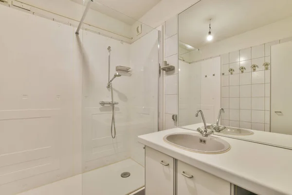 Ванная комната с большим душем — стоковое фото