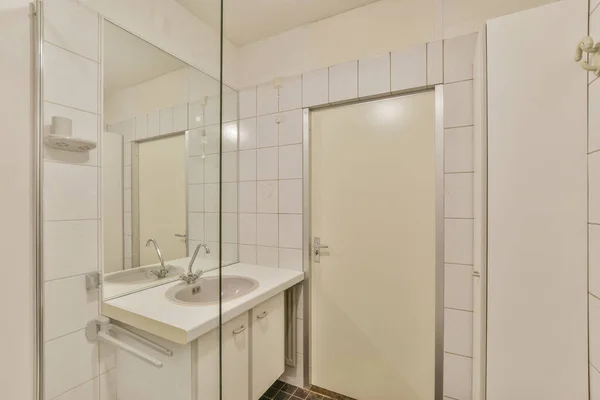 豪华的浴室，有一个舒适的水池 — 图库照片