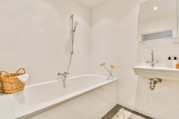 Banheiro com pisos de azulejos pretos — Fotografia de Stock