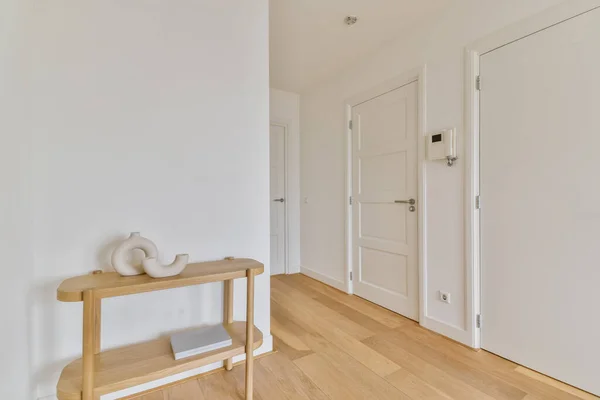 Nice quarto encantador com piso em parquet de madeira — Fotografia de Stock