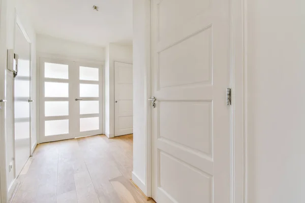 Nice quarto encantador com piso em parquet de madeira — Fotografia de Stock