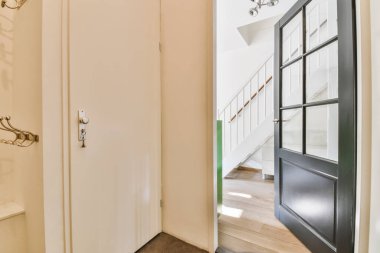 Modern dairede geniş bir salon.