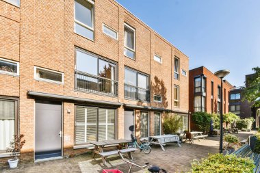 Çok katlı tuğla bina