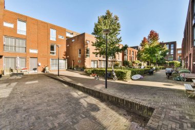 Çok katlı tuğla bina