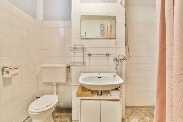 Łazienka z różową zasłoną oddzielającą prysznic — Zdjęcie stockowe