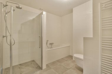 Beyaz duvarlı banyo.