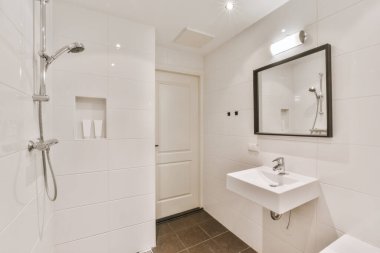 Büyük aynalı lüks bir banyo.