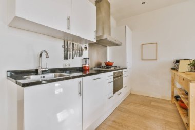 Beyaz dolaplı lüks bir mutfak.