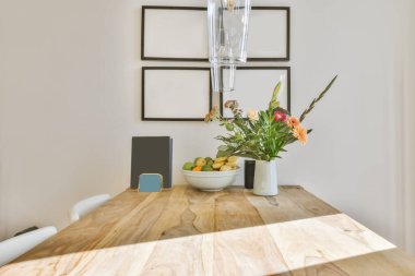 Lüks ahşap masa ve bir kase meyve.