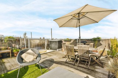 Bahçe şemsiyeli lüks ve şık bir avlu.