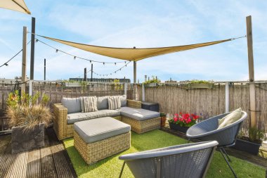 Bahçe şemsiyeli lüks ve şık bir avlu.