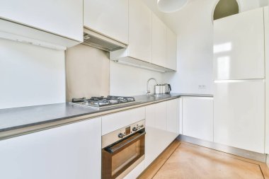 Parlak lüks bir mutfak.