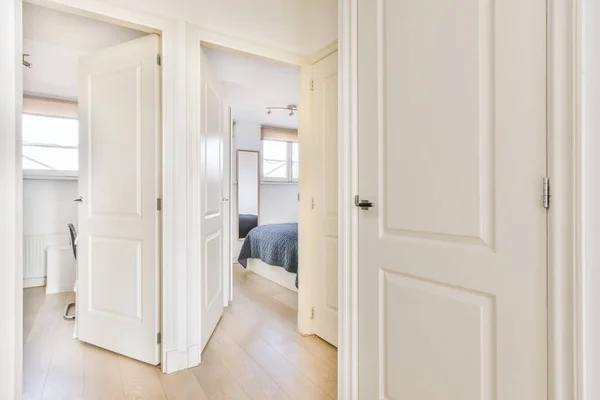 Corredor luxuoso com uma porta aberta que conduz ao quarto — Fotografia de Stock