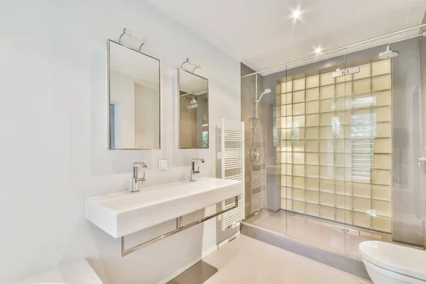 Гарна ванна кімната з сучасним душем — стокове фото