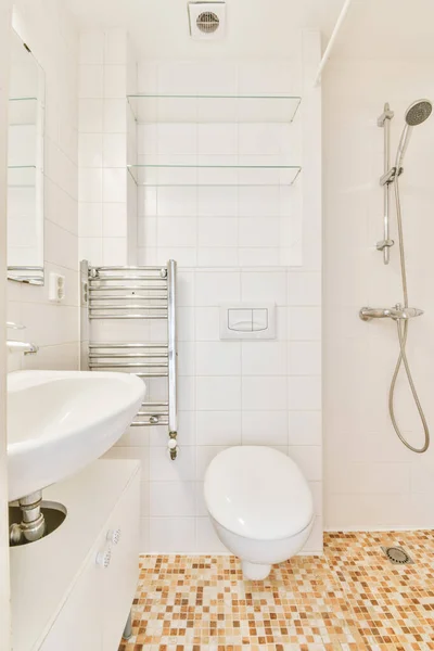 Сучасна ванна кімната з душем і раковиною — стокове фото