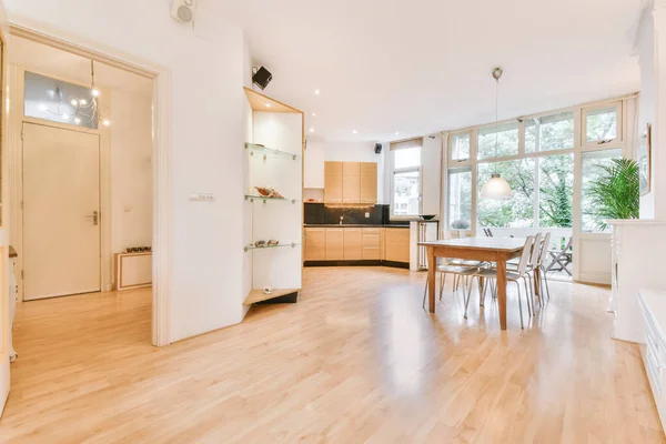 Keuken en eetkamer in modern appartement — Stockfoto