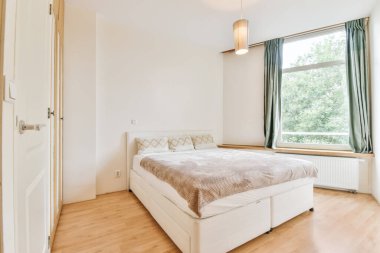 Yumuşak yataklı çift kişilik yatak odası