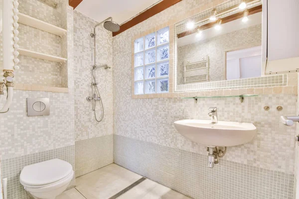 Nowoczesna łazienka z prysznicem i umywalką — Zdjęcie stockowe