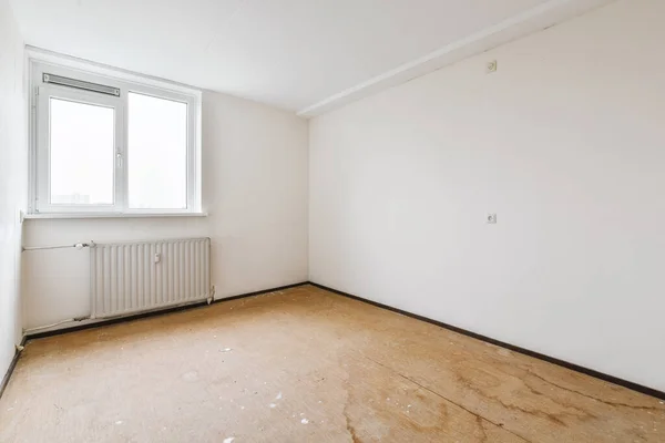 Leeres Zimmer mit Fenster — Stockfoto