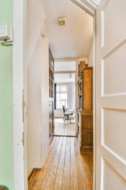 Zarif, uzun bir koridor.