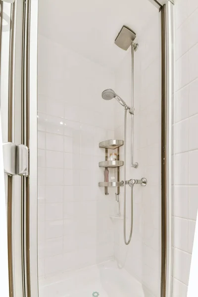 Дизайн стильный душ высокий — стоковое фото