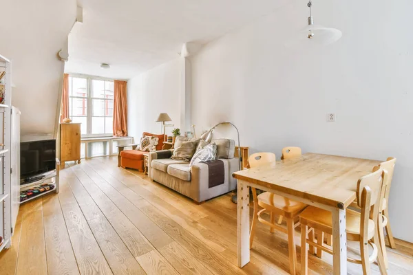 Sıcak ve zarif bir oturma odası.