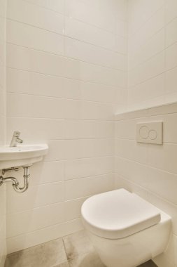 Küçük temiz tuvalet.
