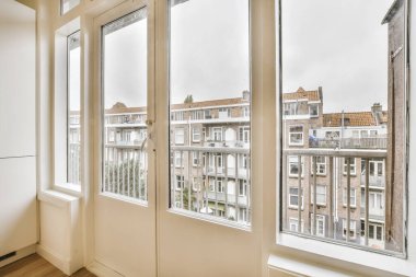 Pencereden caddeye bak