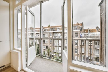 Pencereden caddeye bak