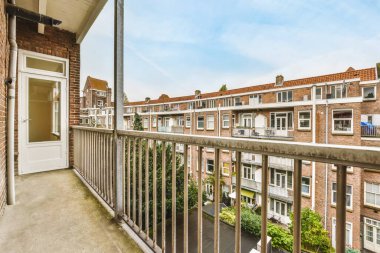 Tuğla evler manzaralı zarif bir balkon.