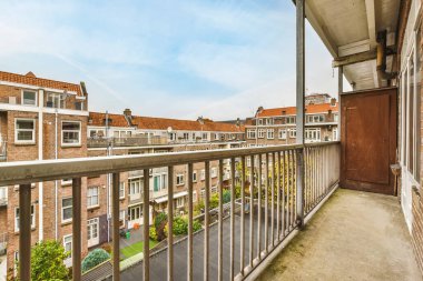 Tuğla evler manzaralı zarif bir balkon.