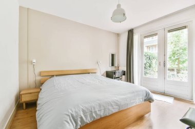 Sentetik telefon kılıfıyla gün ışığında bir yatak odası.