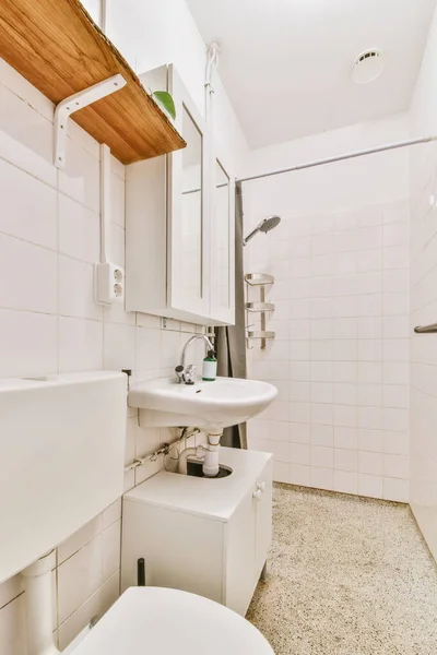 Длинная узкая ванная комната с душем — стоковое фото